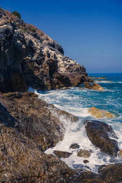Maravillosas Vistas Mar Mediterráneo Azul Rocas Soleadas Olas Con Espuma — Foto de Stock