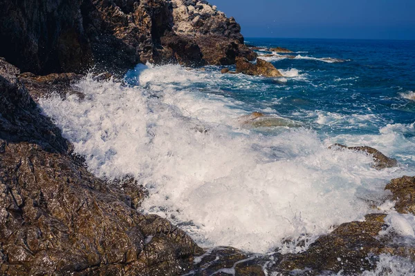 Wonderful Views Blue Mediterranean Sea Sunny Rocks Waves Foam Splashing — Stock Photo, Image