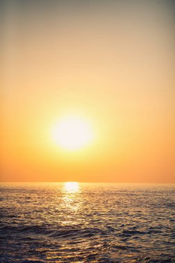 Güzel günbatımı okyanus ufku manzarası. Gün batımı deniz manzarası. Deniz batımı görünümü