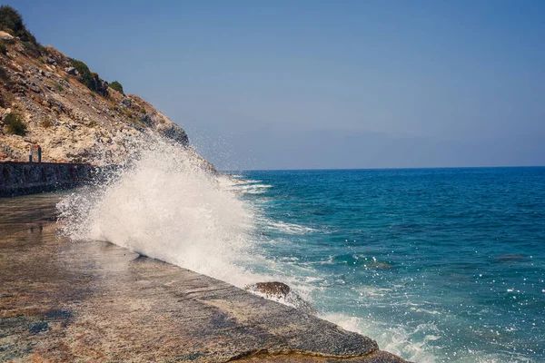 Agua Del Mar Late Contra Rocas Rocosas Hace Olas Con —  Fotos de Stock