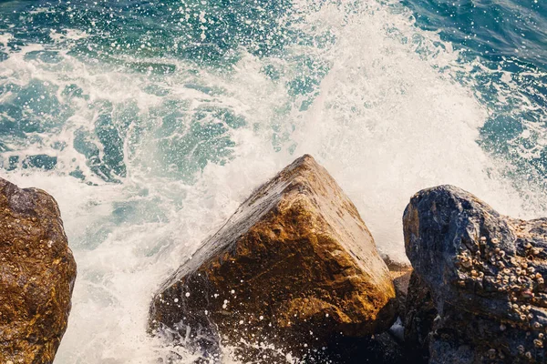 海水冲击岩石 在海中形成浪花般的浪花 波涛汹涌 波涛汹涌 — 图库照片