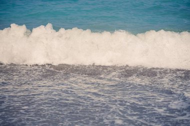 Güneşli bir yaz gününde deniz dalgalarının güzel manzarası. Sorunlu Deniz. Yüksek kalite fotoğraf