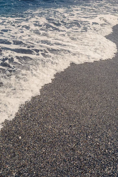 海浪中的海水 岸边有泡沫 — 图库照片