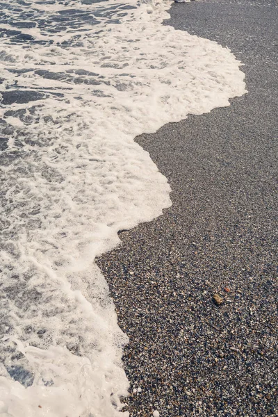 海浪中的海水 岸边有泡沫 — 图库照片