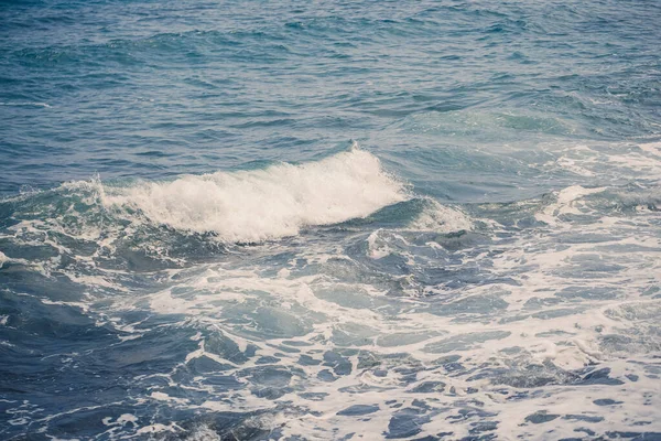 夏日阳光灿烂 海浪的美丽景色 有麻烦的海高质量的照片 — 图库照片