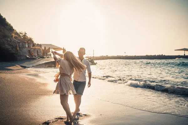 Casal Apaixonado Está Andando Praia Perto Mar Jovem Família Pôr — Fotografia de Stock