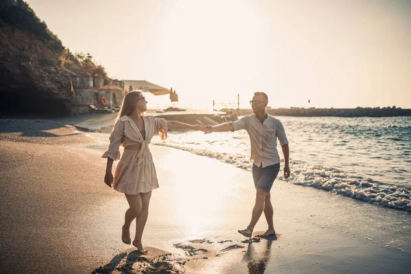 Couple Love Walking Beach Sea Young Family Sunset Mediterranean Sea — Stock Photo, Image