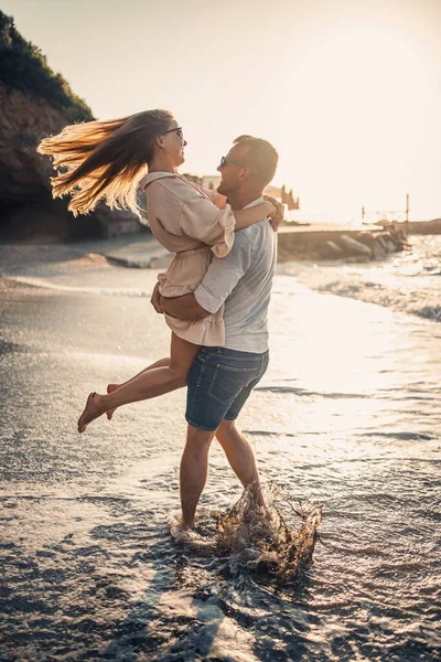 Birbirine aşık bir çift deniz kenarında sahilde yürüyor. Akdeniz kıyısında gün batımında genç bir aile. Yaz tatili kavramı