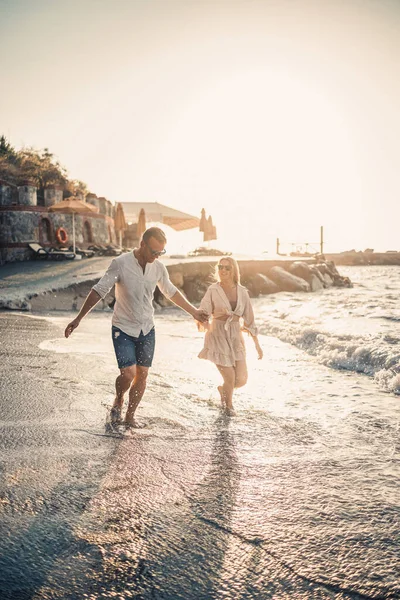 Couple Amoureux Promène Sur Plage Près Mer Jeune Famille Coucher — Photo