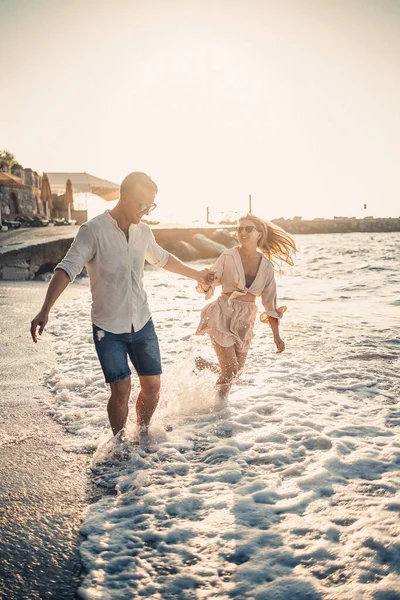 Couple Amoureux Promène Sur Plage Près Mer Jeune Famille Coucher — Photo