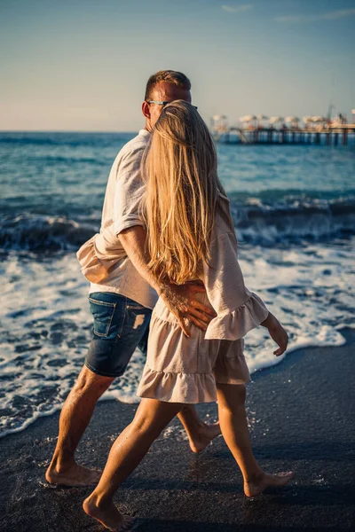 Романтическая Молодая Пара Влюблена Вместе Песчаных Прогулках Вдоль Пляжа Средиземного — стоковое фото