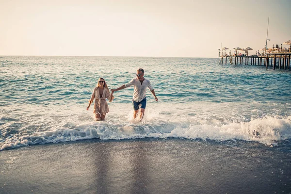 Coppia Felice Riva Mare Gli Amanti Della Luna Miele Uomo — Foto Stock