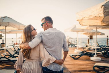 Sevgi dolu bir çift Türkiye 'de denizde dinleniyor. Bir adam ve bir kadın rıhtımda. Deniz turu. Balayı. Balayı gezisine çıkmış bir çift. Güzel bir çift dünyayı gezer. Mutlu çift tatilde..