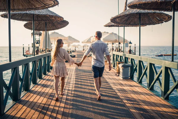 Couple Amoureux Repose Mer Turquie Homme Femme Sur Jetée Visite — Photo