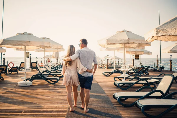 Couple Amoureux Repose Mer Turquie Homme Femme Sur Jetée Visite — Photo