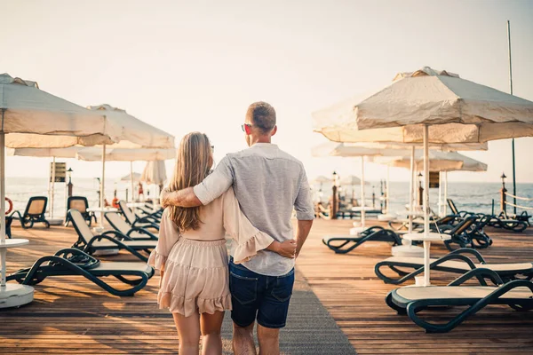 Couple Amoureux Repose Mer Turquie Homme Femme Sur Jetée Visite — Photo