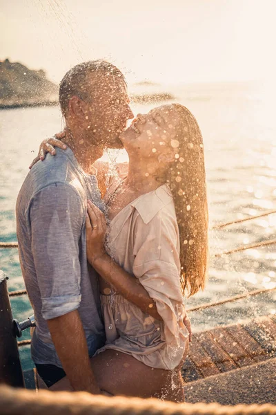 Gyönyörű Pár Szerelmes Ölelésekkel Csókokkal Víz Alatt Egy Luxus Wellness — Stock Fotó