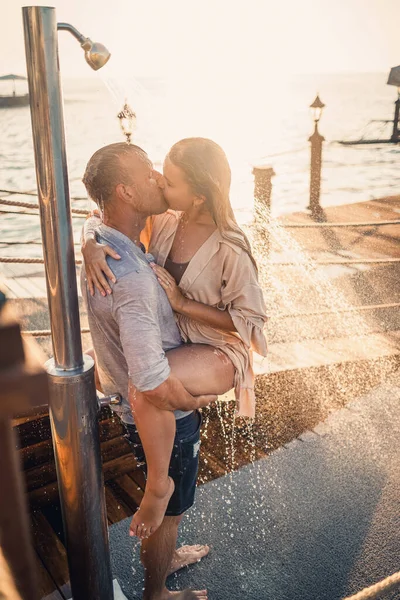 Casal Feliz Beira Mar Tipo Uma Rapariga Estão Debaixo Chuveiro — Fotografia de Stock