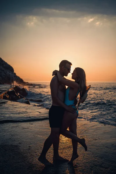 Beau Couple Amoureux Sur Fond Coucher Soleil Bord Mer Jeune — Photo