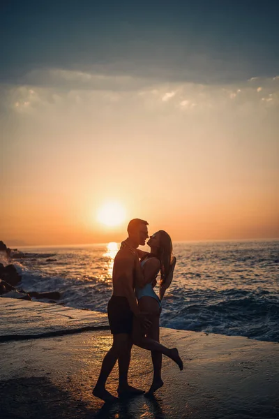 Belo Casal Apaixonado Fundo Pôr Sol Junto Mar Jovem Mulher — Fotografia de Stock