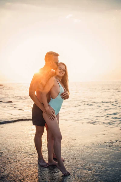 Casal Amoroso Caminha Longo Praia Beira Mar Família Jovem Pôr — Fotografia de Stock