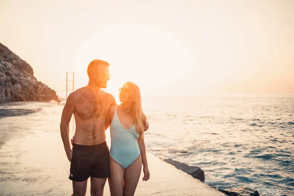 Romantique Jeune Couple Amoureux Marchant Ensemble Coucher Soleil Long Plage — Photo