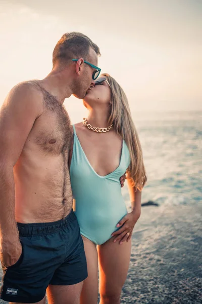 Casal Jovem Romântico Apaixonado Andando Juntos Pôr Sol Longo Praia — Fotografia de Stock