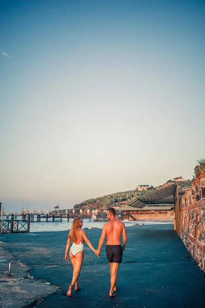 Romantiche Giovani Coppie Innamorate Che Camminano Insieme Tramonto Lungo Spiaggia — Foto Stock