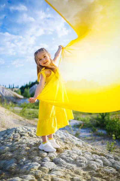 Uma Pequena Menina Ucraniana Anos Vestido Amarelo Com Asas Tecido — Fotografia de Stock