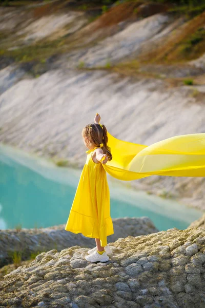 Маленькая Летняя Украинка Жёлтом Платье Крыльями Жёлтой Ткани Озера Голубое — стоковое фото