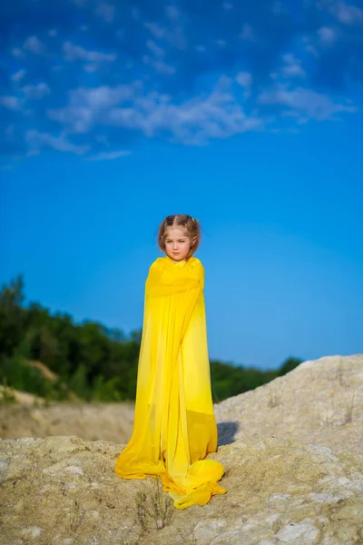 Menina Patriota Ucraniana Vestido Amarelo Contra Céu Azul Foto Verão — Fotografia de Stock