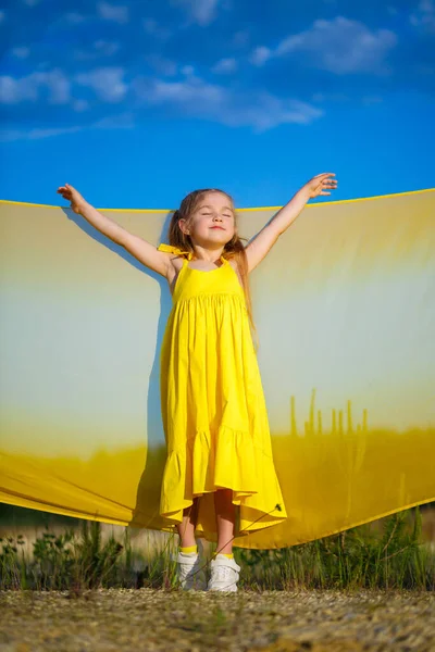 Ukrainian Girl Years Old She Patriot Ukraine Dressed Yellow Dress — Stock Photo, Image