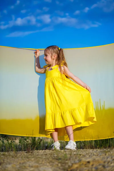 Ukrainian Girl Years Old She Patriot Ukraine Dressed Yellow Dress — Stock Photo, Image