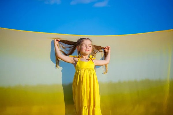 Menina Ucraniana Anos Ela Patriota Ucrânia Vestida Com Vestido Amarelo — Fotografia de Stock