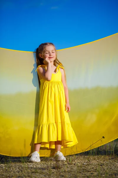 Chica Ucraniana Años Una Patriota Ucrania Vestida Con Vestido Amarillo — Foto de Stock