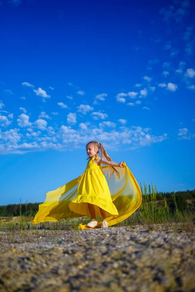 Symbol Freedom Ukrainian Girl Years Old Patriotically Dressed Yellow Dress — Stock Photo, Image