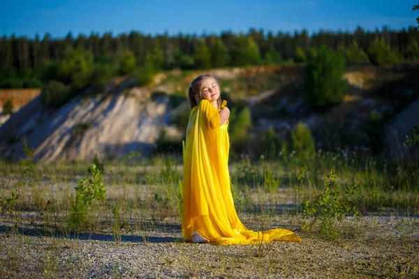 自由的象征是一个7岁的乌克兰女孩 穿着黄色衣服 蓝天衬托 蓝天阳光灿烂的日子 免费的乌克兰儿童 乌克兰的儿童象征 — 图库照片