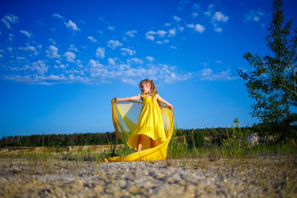Szabadság Szimbóluma Egy Éves Ukrán Lány Aki Hazafiasan Sárga Ruhában — Stock Fotó