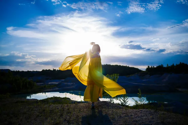 Счастливая Украинка Бегущая Природе Длинном Жёлтом Платье Символ Свободы Украины — стоковое фото