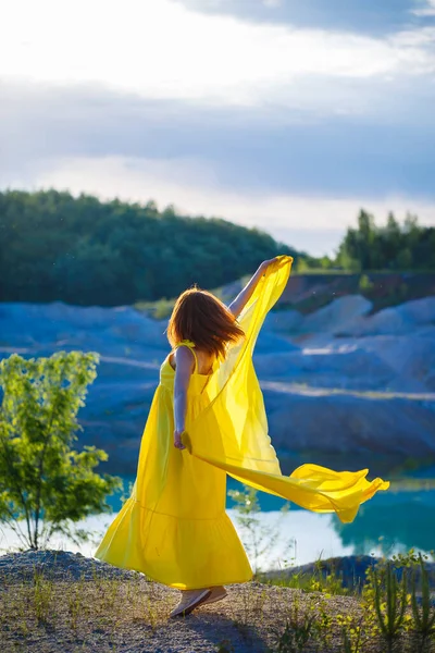 Gelukkige Oekraïense Vrouw Natuur Een Lange Gele Jurk Symbool Van — Stockfoto