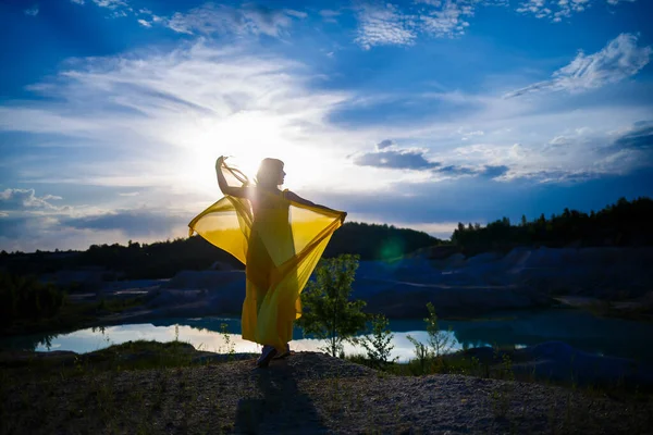 Doğada koşan mutlu Ukraynalı kadın. Uzun sarı elbiseli. Ukrayna 'nın özgürlük sembolü. Ukrayna 'nın kadın vatanseveri. Özgürlük, savaşsız barış. seçici odak