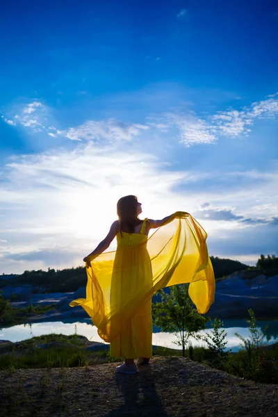 Gelukkige Oekraïense Vrouw Natuur Een Lange Gele Jurk Symbool Van — Stockfoto
