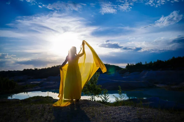 Felice Donna Ucraina Esecuzione Nella Natura Con Lungo Vestito Giallo — Foto Stock