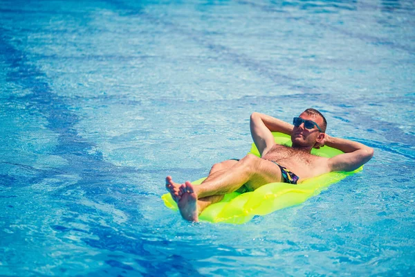 Jovem Toma Banho Piscina Colchão Inflável Amarelo Relaxe Sol Brilhante — Fotografia de Stock