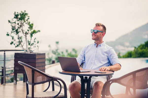 Udany Przystojny Biznesmen Okularach Przeciwsłonecznych Pracuje Laptopie Siedząc Przy Basenie — Zdjęcie stockowe