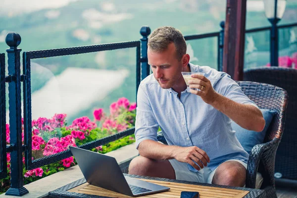 Mężczyzna Biznesmen Pracuje Laptopie Kawiarni Dachu Pięknym Widokiem Panoramicznym Guy — Zdjęcie stockowe