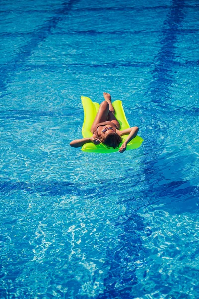 Junge Sexy Frau Badeanzug Schwimmt Pool Auf Einer Aufblasbaren Matratze — Stockfoto