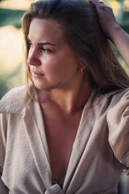 Güzel genç bir kadın muz ağacının yanında güzel bir poz verir. Muz tarlasında resim çekilir.