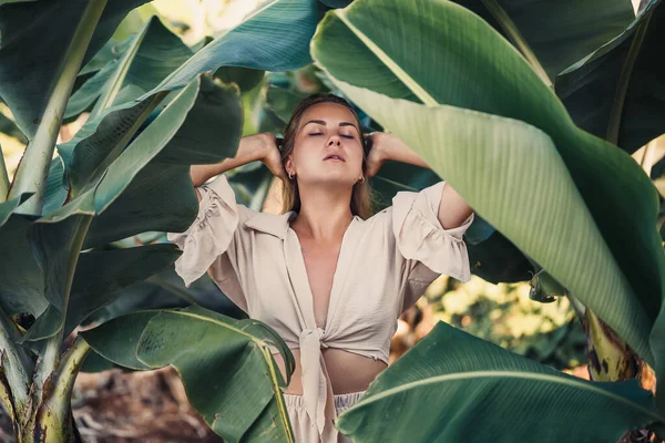 Beautiful Woman Jungle Resort Hotel Tropical Trees Plants Woman Banana — Stock Photo, Image
