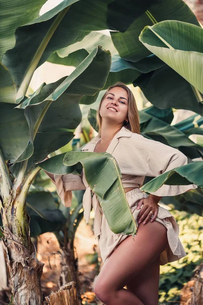 Piękna Kobieta Dżungli Ośrodek Lub Hotel Tropikalnymi Drzewami Roślinami Kobieta — Zdjęcie stockowe